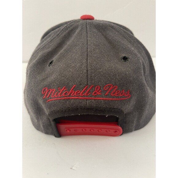 Mitchell & Ness Miami Heat Gray/Black/Red Adjustable Snapback Hat - Picture 4 of 7